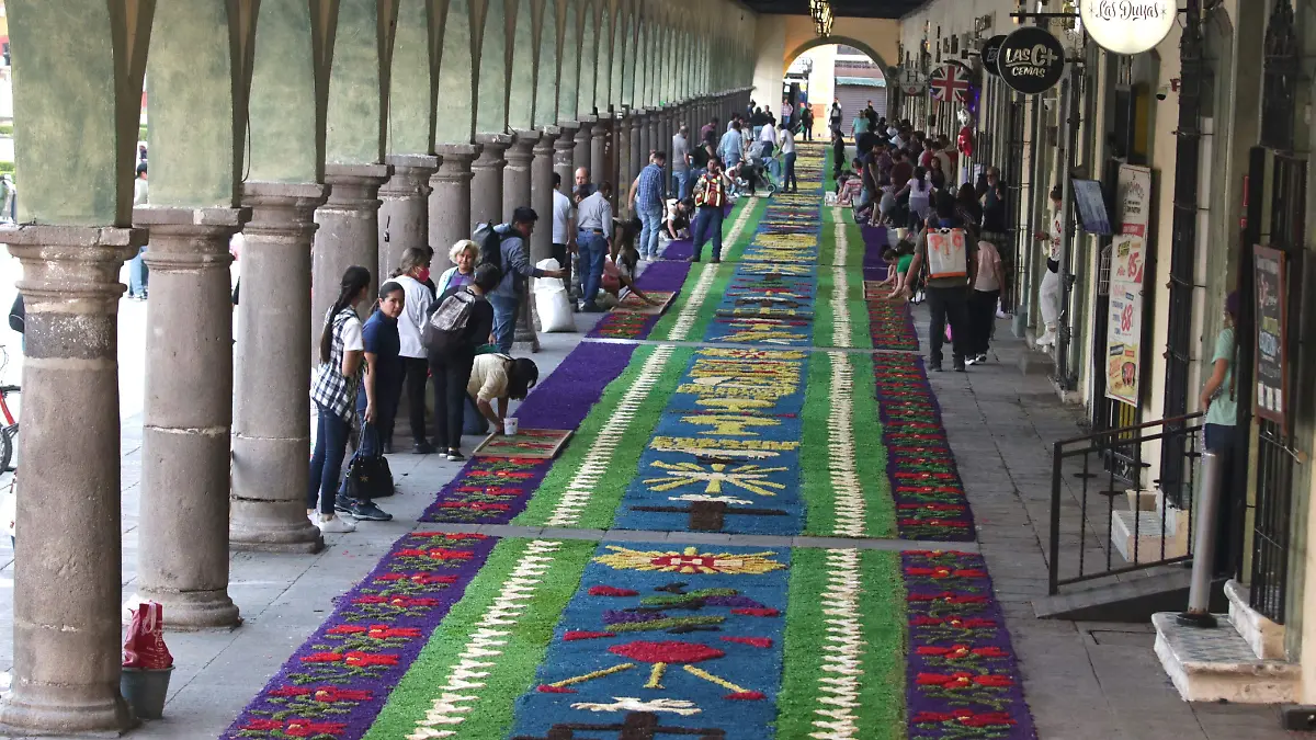 El Portal Guerrero alberga la monumental alfombra de 170 metros de largo